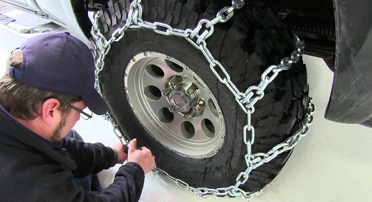 installing-snow-chains-driver-paradise
